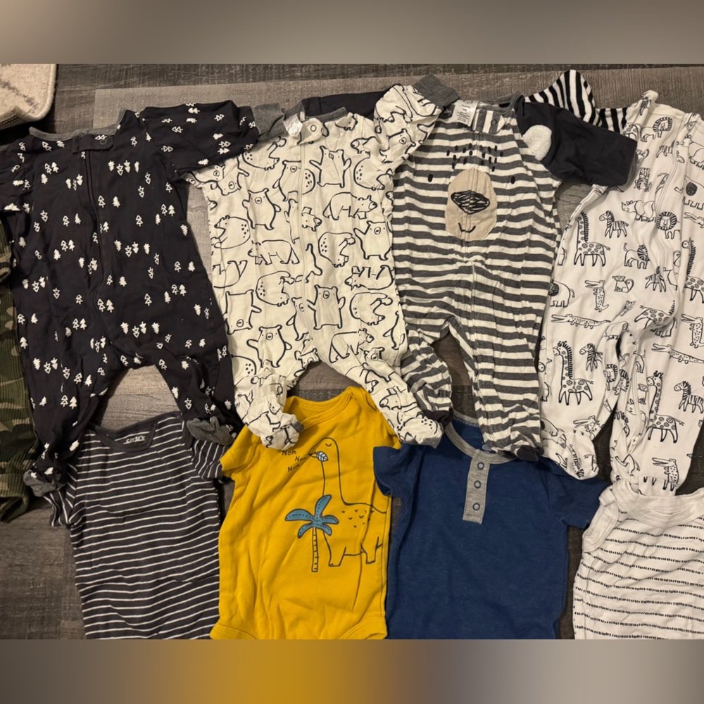 Baby Boy 0-3 Month Bundle of Sleepers & Onesies . Stain free . Gerber , Carters - Picture 3 of 4